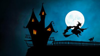 En häxa flyger framför en fullmåne och bredvid ett svart slott