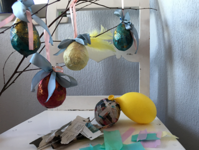 Påskägg gjorda av papier maché.
