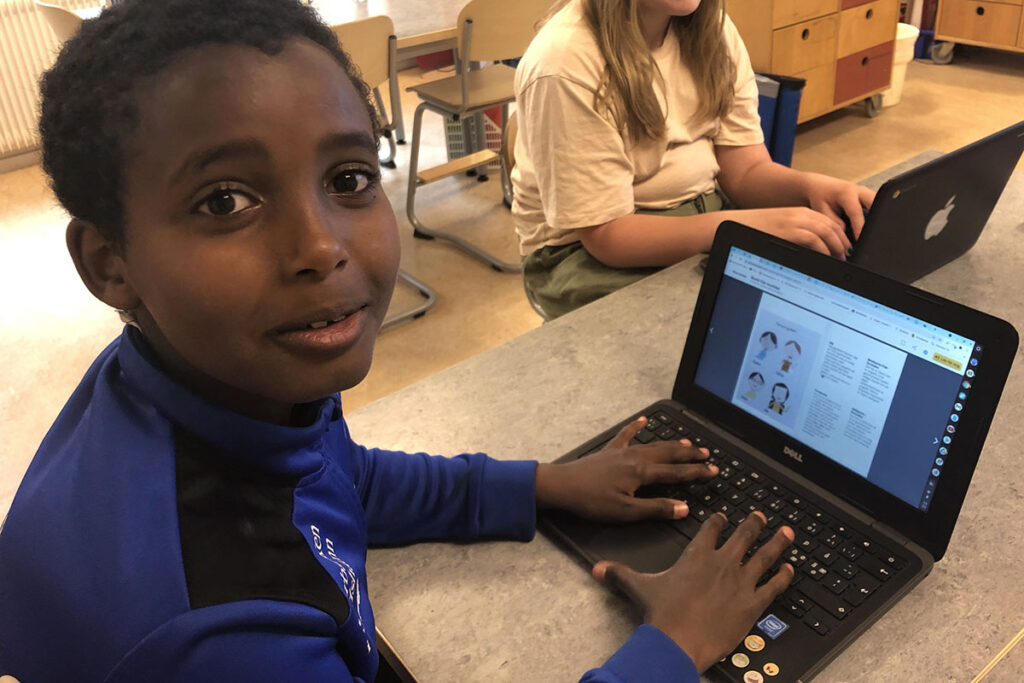 En elev framför datorn på Mörrums skola.