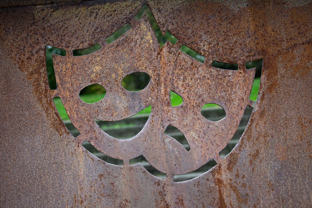 Teatermasker i en mur