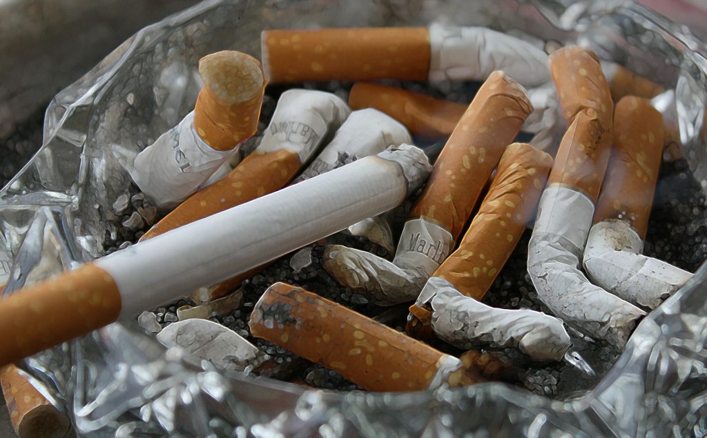 Cigarettfimpar i ett askfat.