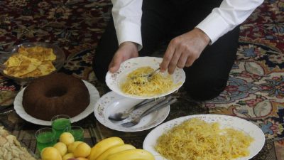 Någon tar upp mat från en tallrik.