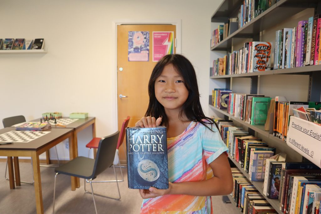 Alice visar upp en Harry Potter-bok