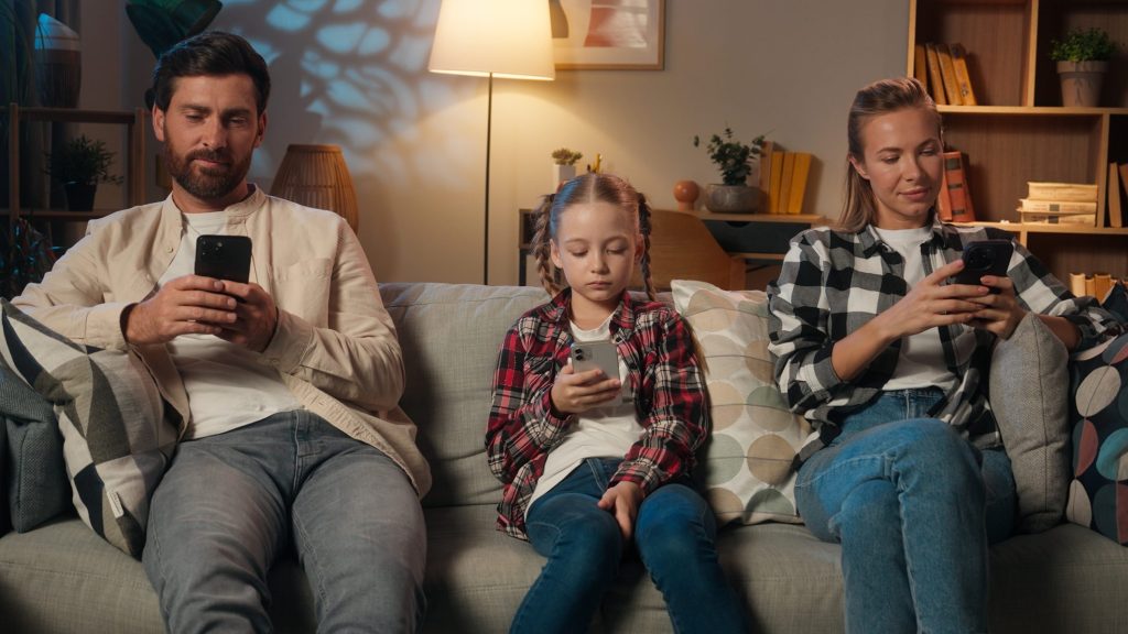 Familj med telefoner.