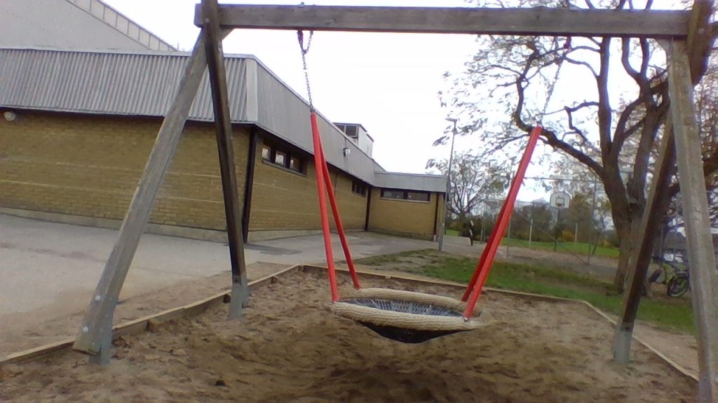 En kompisgunga i en träställning.