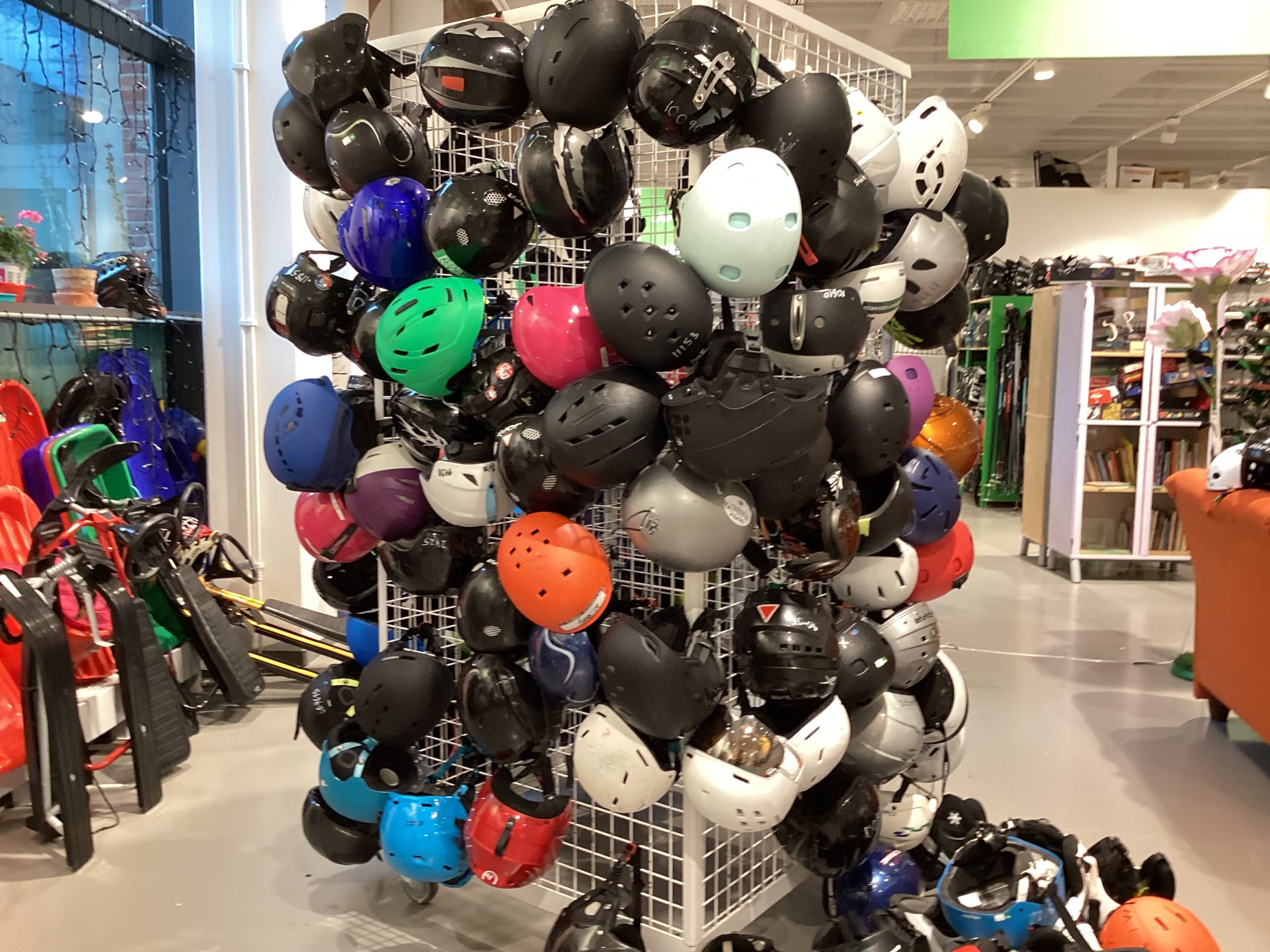 Ett ställ med hjälmar