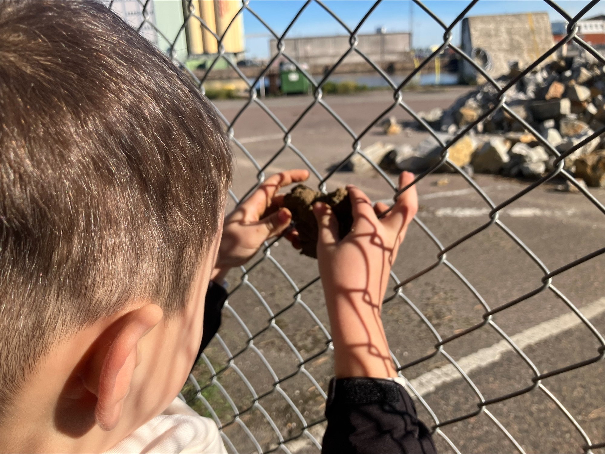 Lerfigur som sätts fast på ett staket