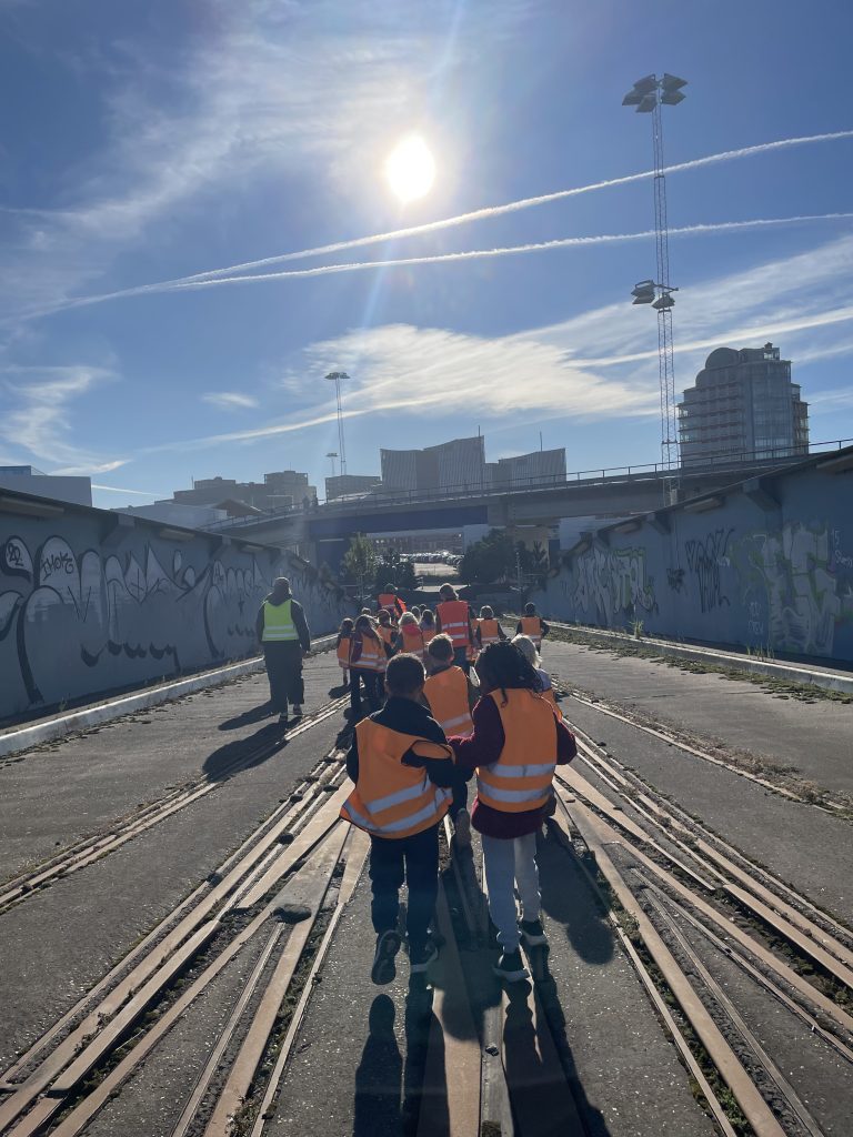 barn som går på en tågräls