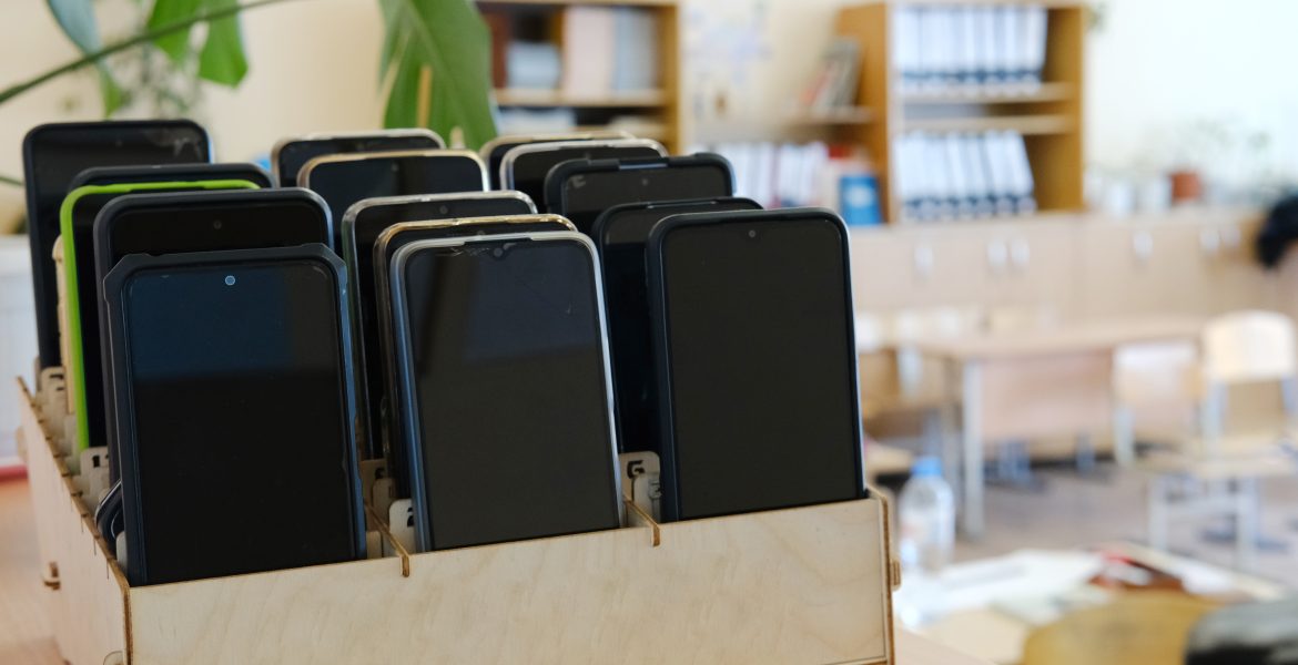 Nu får du inte längre ha mobil i skolan
